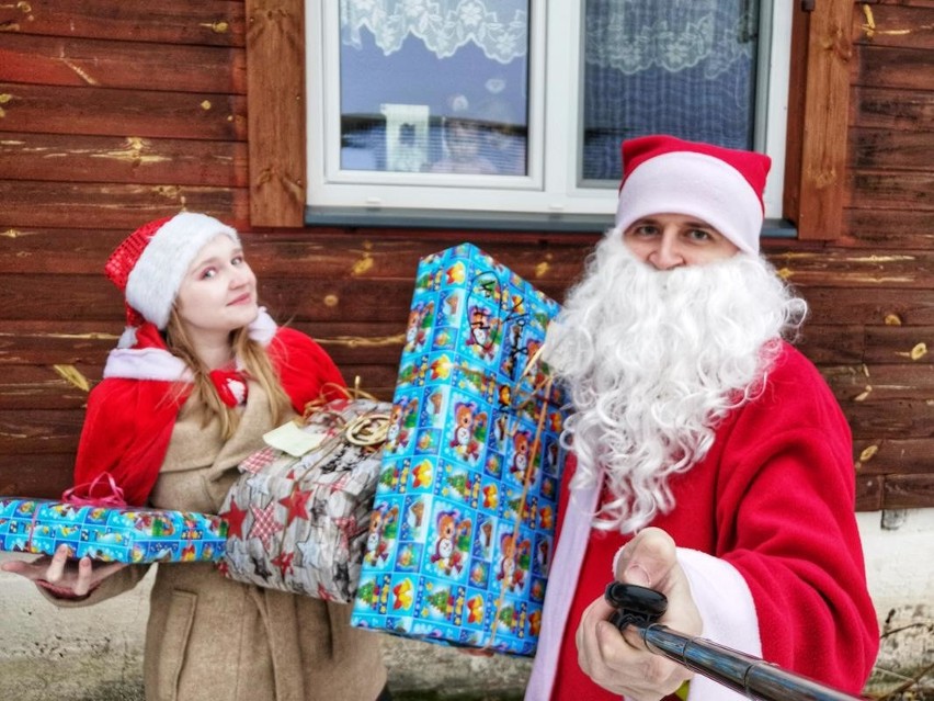 Fundacja "Pomóż Im". Ekipa Mikołajów wręczyła wymarzone prezenty podopiecznym fundacji i ich rodzeństwu (zdjęcia)                    