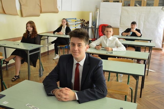 Ósmoklasiści w Szkole Podstawowej numer 4 w Stalowej Woli przed egzaminem