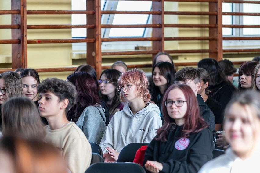 Białystok. Uczniowie V LO spotkali się z Pawłem Małaszyńskim w ramach kampanii Ogólnopolskiej Sieci Edukacyjnej