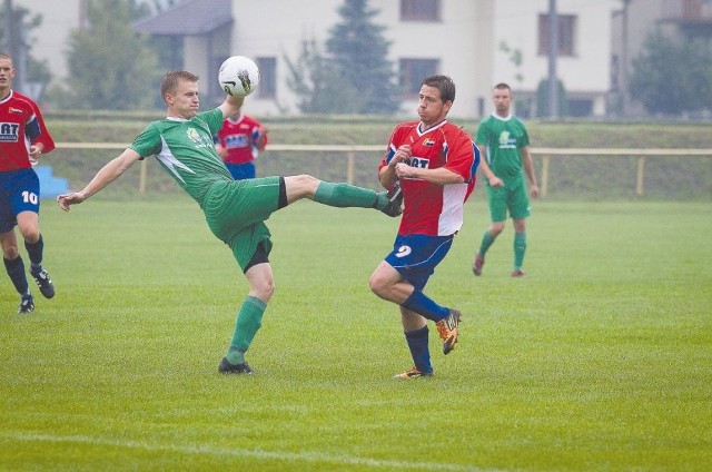 Piłkarze Puszczy Hajnówka (zielone stroje) otrząsnęli się po słabszym początku sezonu i wreszcie zaczęli grać na miarę oczekiwań