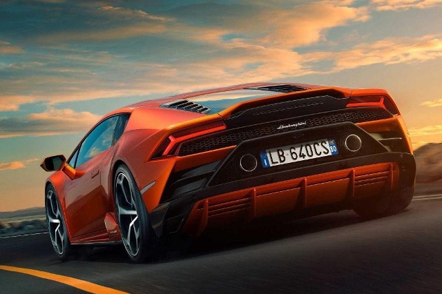 Lamborghini Huracan Evo Za napęd wciąż odpowiada silnik V10 o pojemności 5,2 litra. Moc wzrosła z 610 do 640 KM, a maksymalny moment obrotowy z 560 Nm do 600 Nm. Pojazd ważący 1422 kg do 100 km/h przyspiesza w 2,9 s, czyli o 0,3 s szybciej. Prędkość maksymalna bez zmian wynosi 325 km/h.Fot. Lamborghini