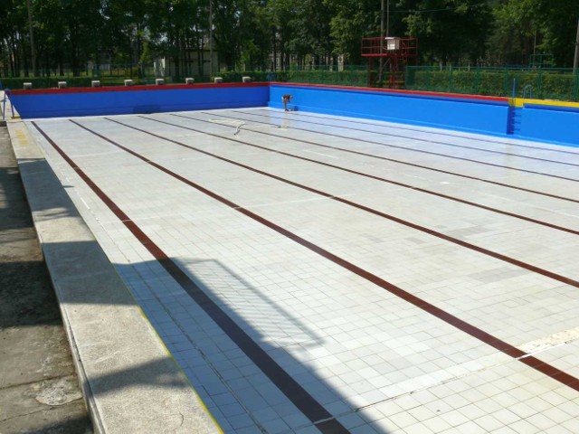 Największa niecka basenu jest już pomalowana, za chwilę rozpocznie się napełnianie wodą. Potrwa dwa dni.
