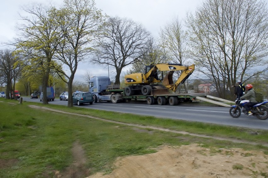 Ściął dwie lampy, znaki drogowe i uderzył w drzewo. Kierowca scanii z mandatem [ZDJĘCIA]