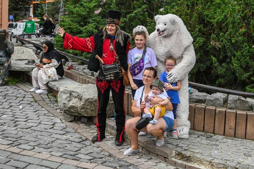 Zakopane. Tłumy jak w czasie sylwestra. Ludzi tak dużo, że ciężko jest przejść po Krupówkach 15.08.22