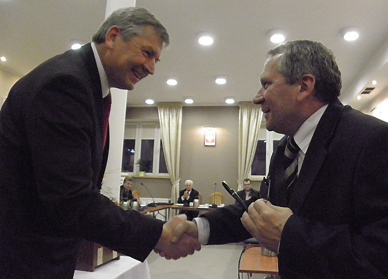 Tomasz Wysocki (z lewej), były przewodniczący rady gratuluje...