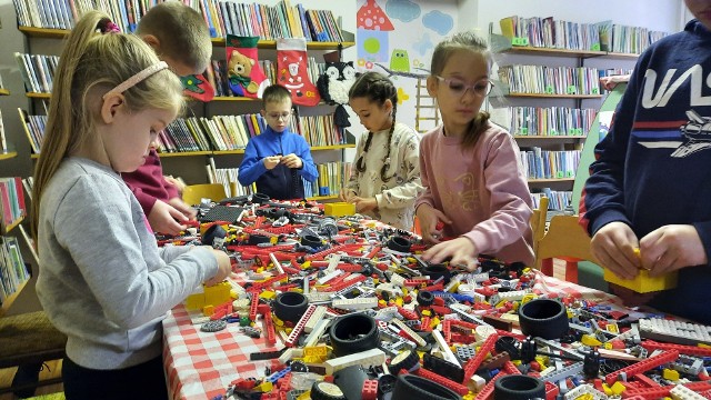W Gminnej Bibliotece Publicznej w Gidlach odbyły się warsztaty „Zabytkowo i Klockowo” w układaniu klocków LEGO