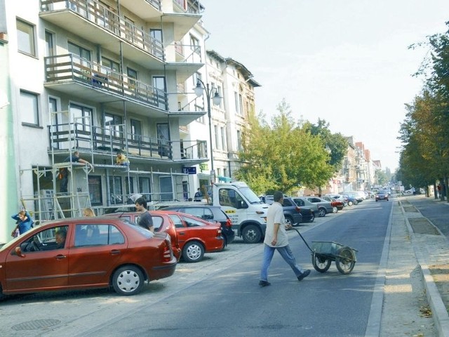 Jezdnia na ul. Mickiewicza została zwężona do jednego pasa. Powstały tam nowe postoje, chodniki i ścieżka rowerowa.