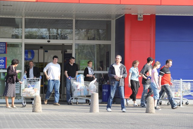 Bezpłatna giełda różności przy opolskim TescoBezpłatna niedzielna giełda to pomysł Tesco na ściągnięcie dodatkowych klientów w niedziele.