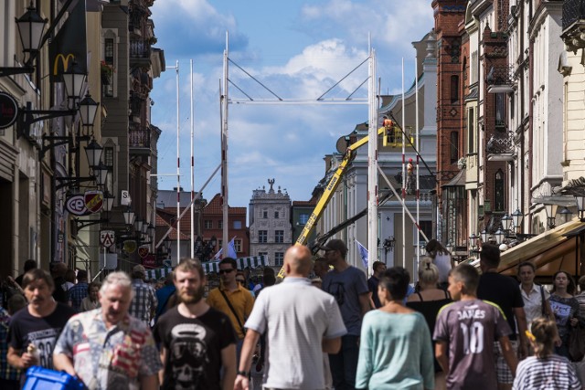 Na ulicy Szerokiej w Toruniu trwa montaż jednej z głównych instalacji festiwalu Bella Skyway Festival 2017. Czym włoska grupa Mariano Light zaskoczy w tym roku? W Toruniu gościli już w 2014 roku. Zachwycili świetlanymi arkadami oraz tunelem z pulsującymi światłami i muzyką.Bella Skyway Festival. Tak było w 2016 roku w Toruniu