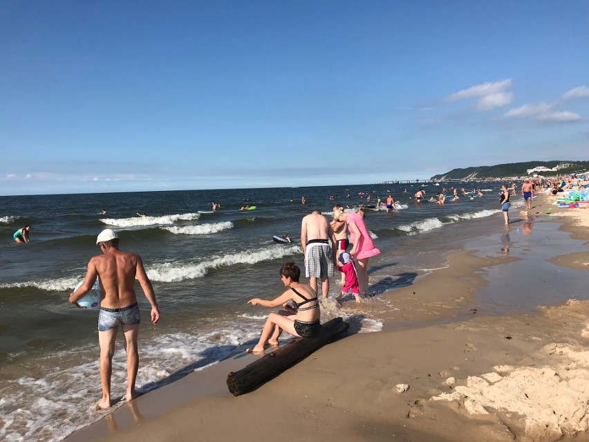 Weekend w Międzyzdrojach. Turyści wypoczywają na plaży i promenadzie [ZDJĘCIA]