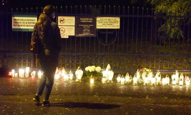 Wieczór (1 listopada) w Zielonej Górze, a pod cmentarz komunalny co jakiś czas podjeżdżają ludzie, by zostawić symbolicznie pod bramą nekropoli kwiaty i zapalić znicze.