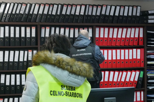 Funkcjonariusze Krajowej Administracji Skarbowej zabezpieczyli dokumentację ośmiu lubuskich firm.