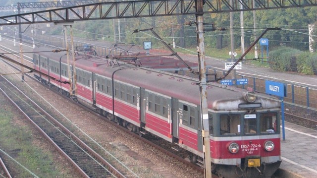 Pociąg osobowy relacji Katowice - Lubliniec, nie powinien wyjeżdżać ze stacji w Kaletach. Po błędzie dyżurnego wjechał na tor, na którym już znajdował się pociąg towarowy.