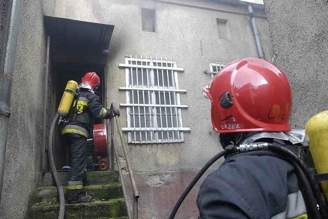 Dzięki sprawnej akcji podlaskich strażaków udało się zdławić pożar i uratować mieszkańców.