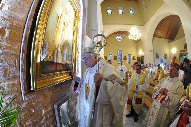 Poświęcona między innymi przez arcybiskupa Zygmunta Zimowskiego kaplica nosi teraz nazwę Miłosierdzia Bożego i Błogosławionego Jana Pawła II.