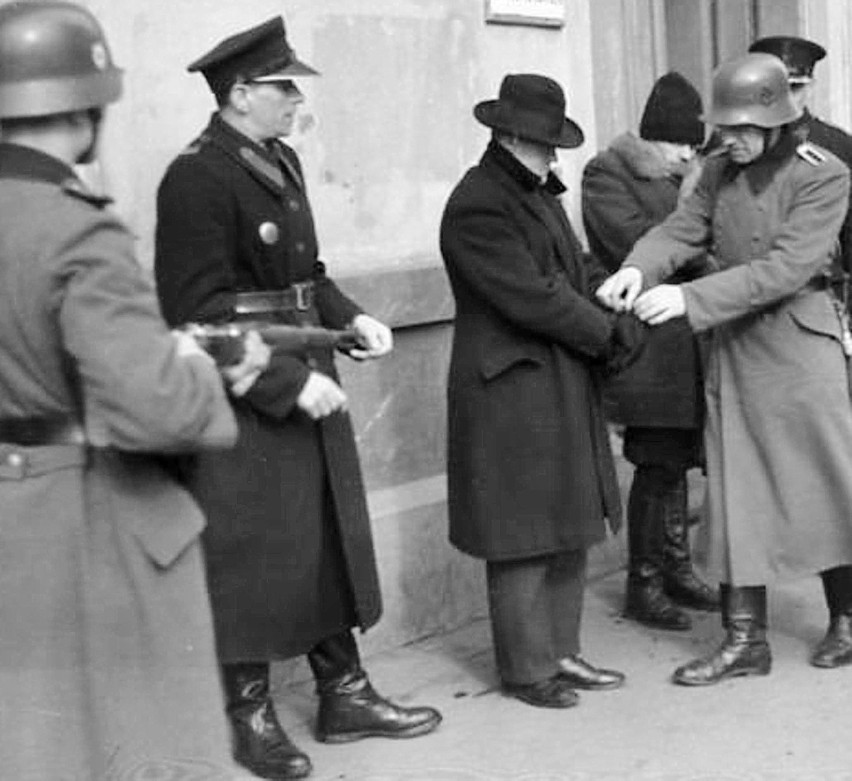 Aresztowani przed budynkiem gestapo. Kraków, lata 40.