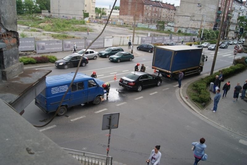 Wrocław: Wypadek na Traugutta. Zderzyły się 3 auta (ZDJĘCIA)
