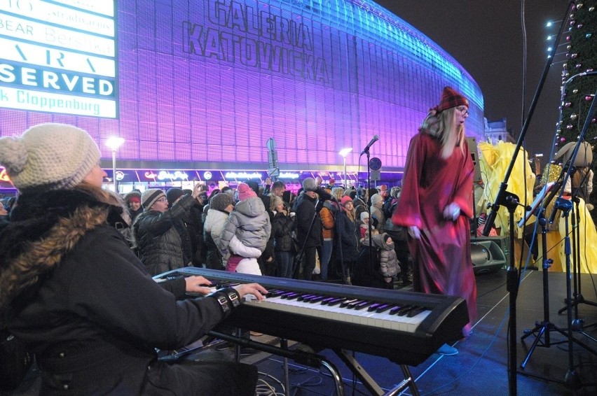 Choinka w Katowicach rozbłysła tysiącami światełek