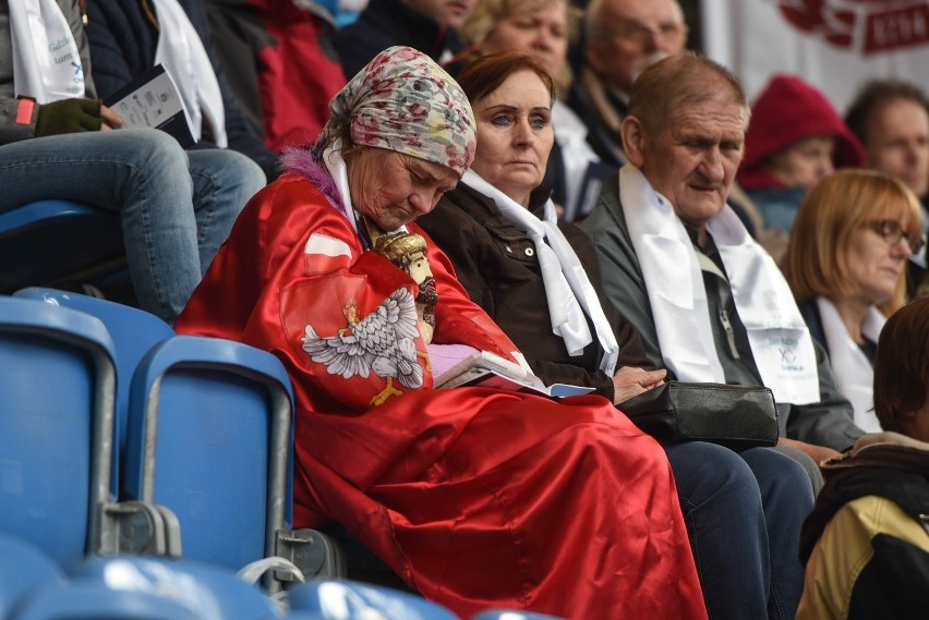 Rocznica chrztu: Tysiące wiernych na mszy na stadionie