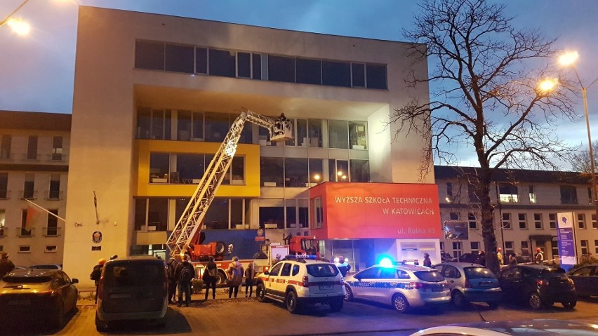 W budynku WST w Katowicach pękły... płytki podłogowe. Studenci będą mogli wrócić bezpiecznie na zajęcia