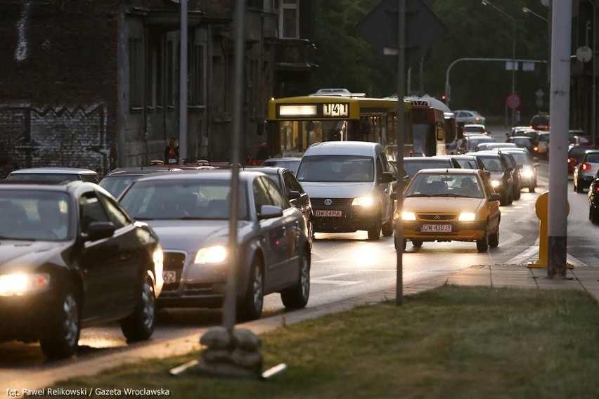 Nocny półmaraton sparaliżował miasto. Korki i zablokowane tramwaje (ZDJĘCIA)