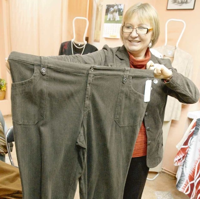 Krystyna Mazurkiewicz, z wykształcenia jest nauczycielką matematyki, w szkole uczyła 15 lat. Pierwsze stoisko z ubraniami otworzyła 16 lat temu w Domu Handlowym Polon, rok później przeniosła sklep na deptak. Od początku sprzedaje odzież damską w dużych rozmiarach.