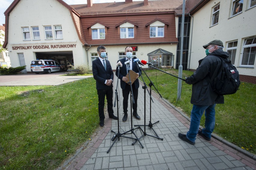 Konferencja przed szpitalem w Koszalinie