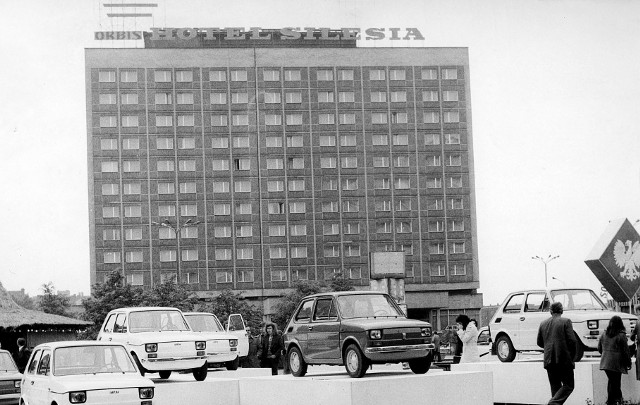 Wystawa fiatów 126p przed hotelem Silesia Orbis w Katowicach (1976 r.)