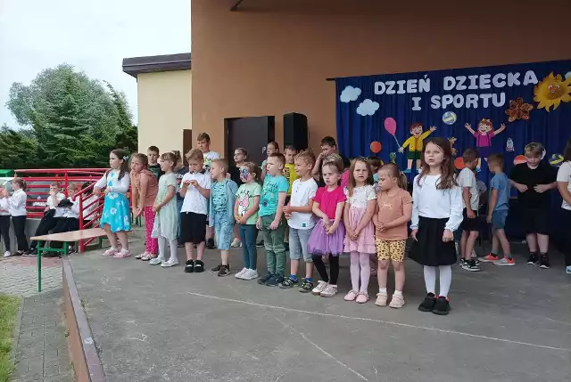 Występ najmłodszych uczniów z klas I-III i przedszkola podczas pikniku w Adamowie.