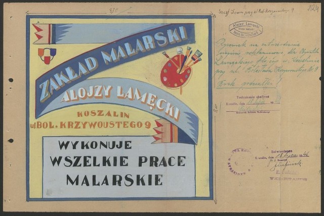 Pierwsze miesiące po wojnie w Koszalinie. Jaki obraz Wam przychodzi na myśl? Pustego miasta pełnego gruzów? Otóż nic bardziej mylnego: pierwsi Polacy od razu wzięli sprawy w swoje ręce. A nawet pewien Włoch. Oto dowody. Zwykłe, codzienne życie w Koszalinie po wojnie zawitało wraz z pierwszymi, polskimi pionierami. Powojenna codzienność była ciężka, chwilami niebezpieczna, ale pierwsi koszalinianie chcieli jak najszybciej stanąć na nogi, a najbardziej obrotni byli ci, którzy zabrali się za otwarcie własnych zakładów, biznesów. Ważny jest fakt, że wtedy jeszcze mogli to robić, bo do końca lat 40, zanim komuniści w Polsce okrzepli i nie przejęli pełni władzy, pozwalali na prywatną inicjatywę i nie przeszkadzali rodzimej przedsiębiorczości (drastycznie zmieniło się to w latach 50). Dzięki pomocy pani Małgorzaty Korczak, pracownika Archiwum Państwowego w Koszalinie, możemy dziś zaprezentować niezwykłe ilustracje z drugiej połowy 1945 roku, czyli z czasu, gdy rodził się polski Koszalin. Wtedy ci wszyscy, którzy mieli w planach rozpocząć taką, czy inną działalność własną - a marzył im się piękny szyld lub jakiś inny reklamowy napis lub hasło - musieli wcześniej przygotować wzór na ich wykonanie i zaprezentować go urzędnikom, aby uzyskać ich zgodę. I właśnie kilka z takich wzorów dziś przedstawiamy naszym Czytelnikom. Co możemy się z nich dowiedzieć? Że w Koszalinie istniał Bar Dancing "Alhambra". Nie wiemy o nim zbyt wiele, a widoczny na ilustracji rysunek miał stanowić wzór na wykonanie napisu reklamowego. Z zachowanego rysunku wynika, że lokal mieścił się przy ulicy Kaszubskiej 11 a. Prośba o zgodę na wykonaniu napisu do koszalińskiego magistratu wpłynęła 18 września 1945 roku. W tym czasie też niejaki Alojzy Lamęcki uruchomił już zakład malarski przy ulicy Krzywoustego i też chciał mieć fajny szyld. Podobnie jak osoby prowadzące "Aptekę pod Gryfem", która wtedy mieściła się przy ulicy Armii Czerwonej (dziś marszałka Piłsudskiego) i właściciel wędliniarni przy ulicy Przemysłowej. Jednak najciekawiej prezentuje się ilustracja z projektem szyldu, który chciał zawiesić Włoch, niejaki Pietro Dalmasa. Ten przy ulicy Zwycięstwa 5 otworzył lodziarnię "Italiana".