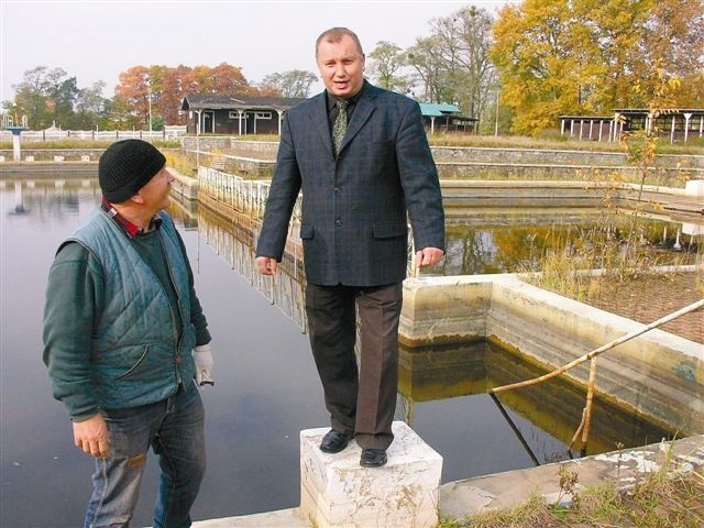 - Jeszcze pięć lat temu skakałem tu do wody - mówi wójt gminy Bogusław Gąsiorowski. I zapowiada, że latem basen znowu będzie czynny. (fot. Jarosław Staśkiewicz)