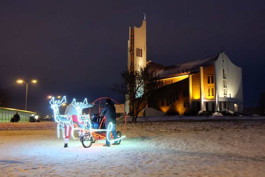 Niedaleko kościoła św. Jadwigi przy ul. Popiełuszki...