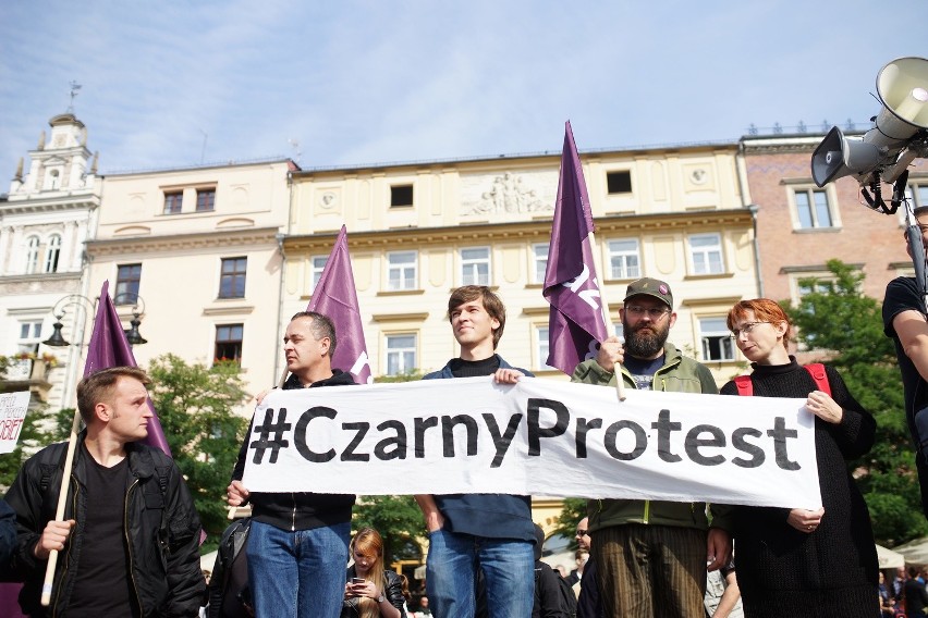 Czarny protest na Rynku Głównym w Krakowie. "Piekło kobiet trwa" [ZDJĘCIA, WIDEO]