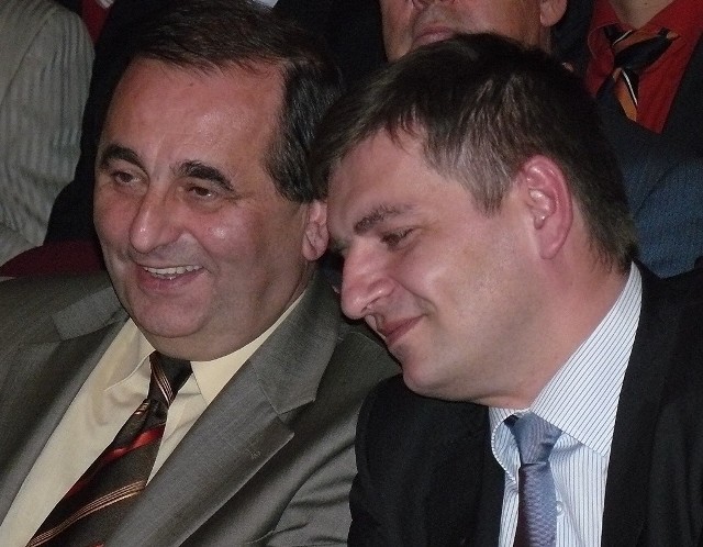 Janusz Żmurkiewicz (po lewej) jest prezydentem Świnoujściu już druga kadencję. W obecnych wyborach popiera go m.in. poseł Bartosz Arłukowicz.