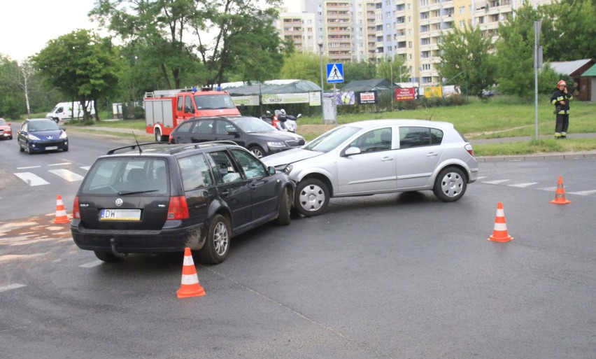 Czołowe zderzenie przy przejeździe kolejowym 