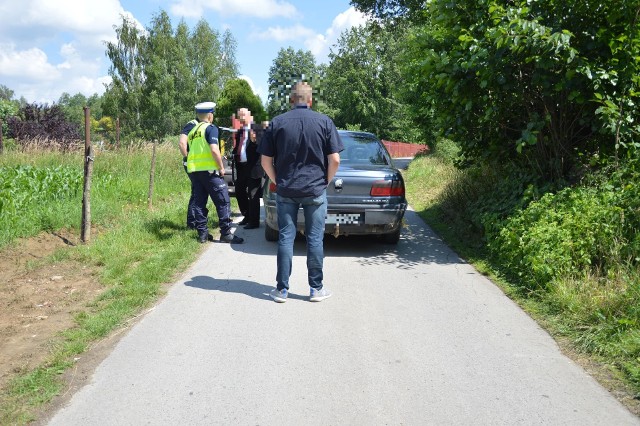 Trwa wyjaśnianie okoliczności wypadku w Gorzkowie. Śledczy zabezpieczali ślady, które pozwoliłyby zrekonstruować jego przebieg, 17.06.2022