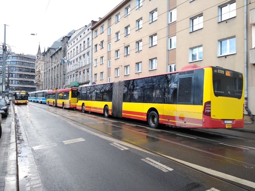 Poranny paraliż Wrocławia. Mężczyzna skoczył ze słupa energetycznego, zginął na miejscu (ZDJĘCIA)