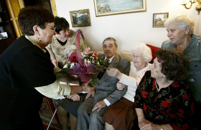 Pierwsi lokatorzy gdańskiego osiedla Zaspa spotkali się w 2010 roku na przyjęciu z okazji 60-lecia małżeństwa państwa Dziewałtowskich