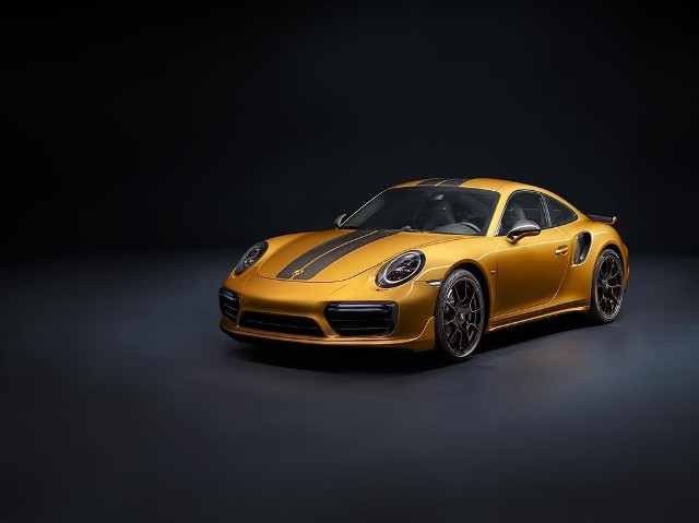 Porsche 911 Turbo S Exclusive SeriesDo wyposażenia standardowego należą aktywne sportowe zawieszenie z systemem Porsche Active Suspension Management (PASM) oraz pakiet Sport Chrono. Skrętna tylna oś oraz układ aktywnej redukcji bocznych przechyłów Porsche Dynamic Chassis Control (PDCC) poprawiają prowadzenie i zwiększają stabilność.Fot. Porsche