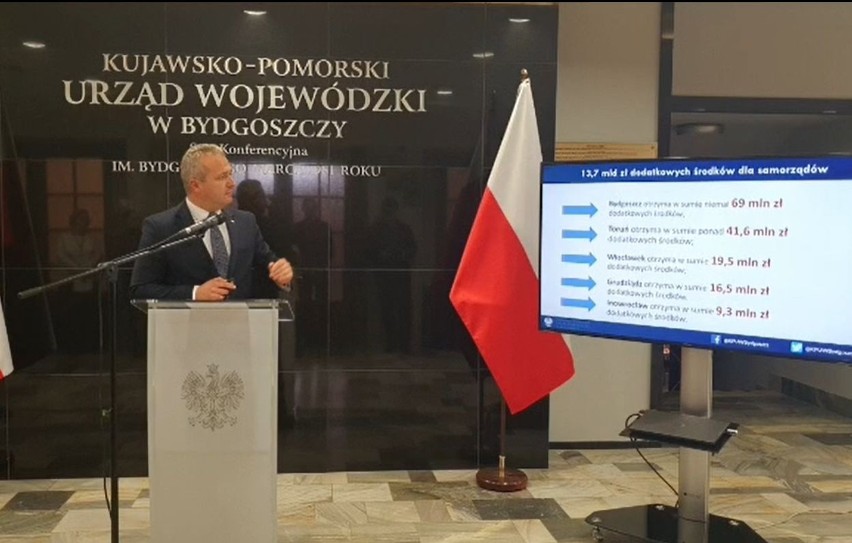 Wojewoda Mikołaj Bogdanowicz prezentuje, ile pieniędzy...