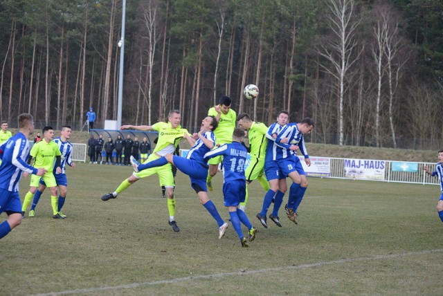 III liga lubusko-dolnośląska. Mecz derbowy Ilanka Steinpol Rzepin (niebieskie stroje) - Formacja Port 2000 Mostki