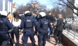 Protest w Głogowie. Prokuratura umorzyła śledztwo: "Policjanci nie przekroczyli uprawnień" [FILMY]