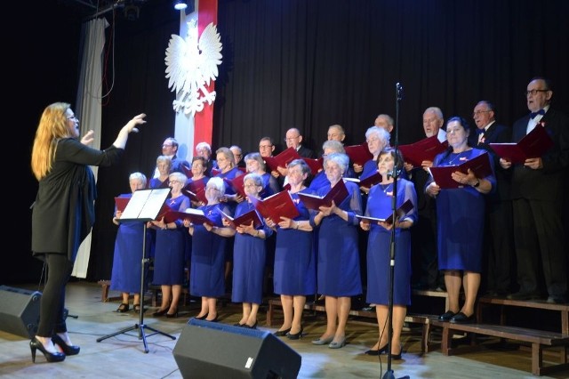 Chór Senior, prowadzony przez Natalię Nastiuk, zaśpiewał w "Kuźnicy" wiązankę pieśni patriotycznych.