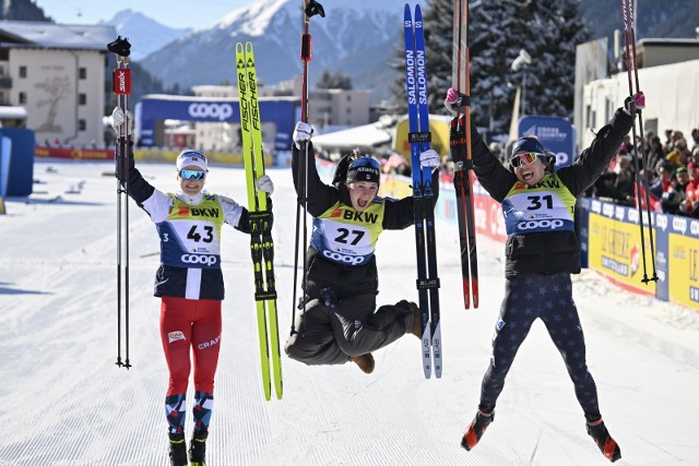 Jessie Digins (w środku) wygrała bieg na 20 km podczas zawodów Pucharu Świata w Davos.