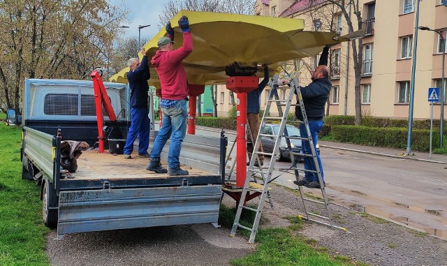 Żółto-czerwona wiata, jedyna taka w Dąbrowie Górniczej, jeden z symboli dzielnicy Gołonóg została zdemontowanaZobacz kolejne zdjęcia/plansze. Przesuwaj zdjęcia w prawo naciśnij strzałkę lub przycisk NASTĘPNE