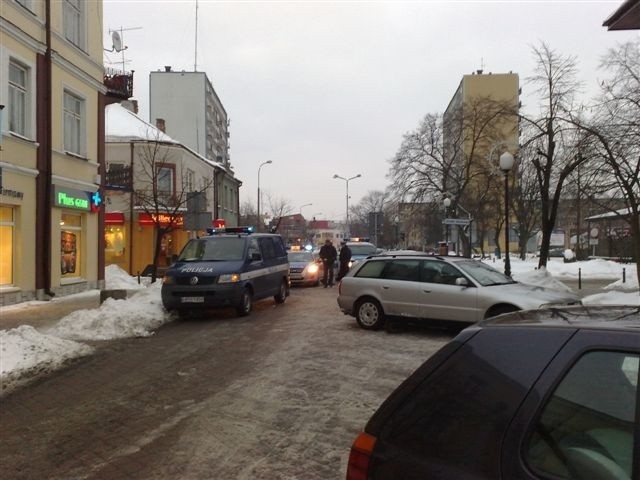 Niecodzienne zamieszanie w centrum Ostrołęki. Kolizja radiowozu i pijany pracownik pogotowia energetycznego (zdjęcia) 