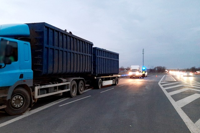Inspektorzy Transportu Drogowego z Radomia wykryli nieprawidłowości między innymi w trakcie oględzin tej ciężarówki.