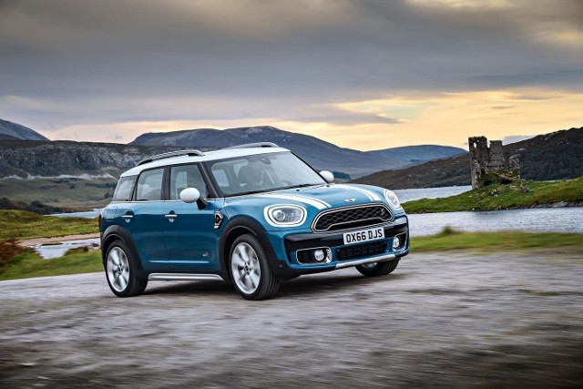 Mini Countryman 2017Od poprzednika auto jest o 20 cm dłuższe i szersze o 3 cm. Rozstaw osi zwiększył się natomiast o 7,5 cm. Standardowo bagażnik może pomieścić 450 litrów, ale przesuwając tylną kanapę możemy powiększyć przestrzeń ładunkową do 1390 litrów.Fot. Mini