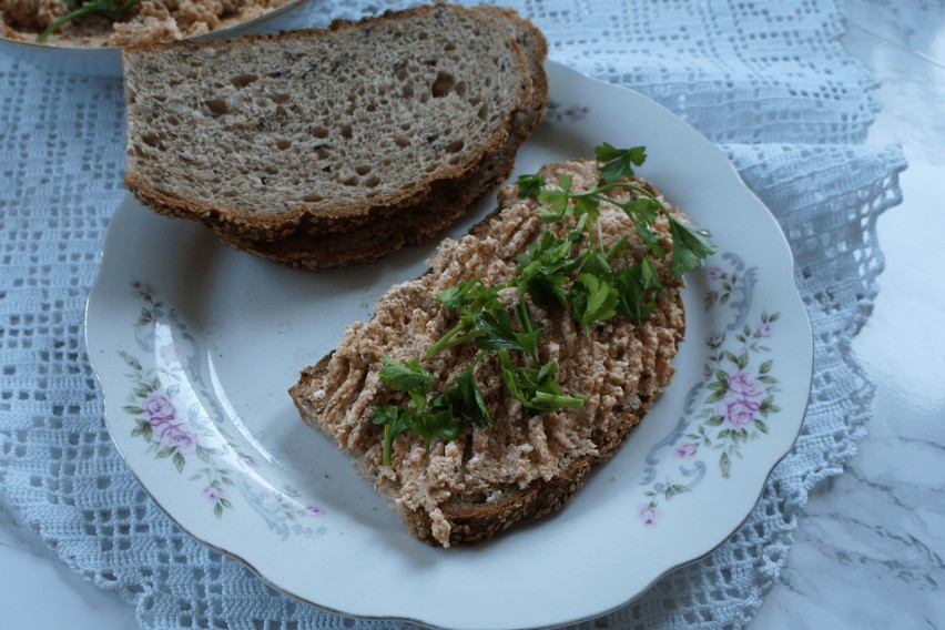 Do kanapki z awanturką pasuje także posiekany koperek.