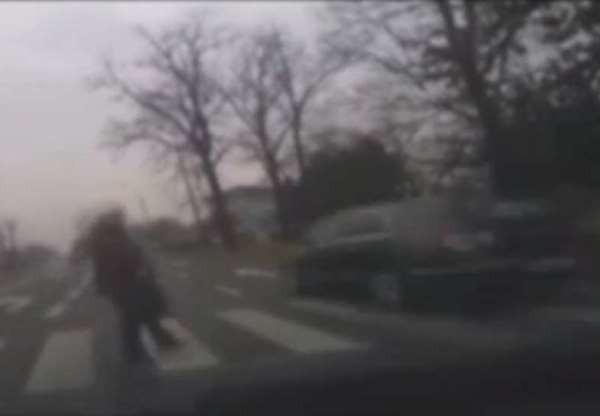 Kilka dni temu na skrzynkę mailową "Widzisz - Zareaguj" wpłynął film rejestrujący kierowcę volkswagena, który nie udzielił pierwszeństwa osobom znajdującym się na przejściu dla pieszych.